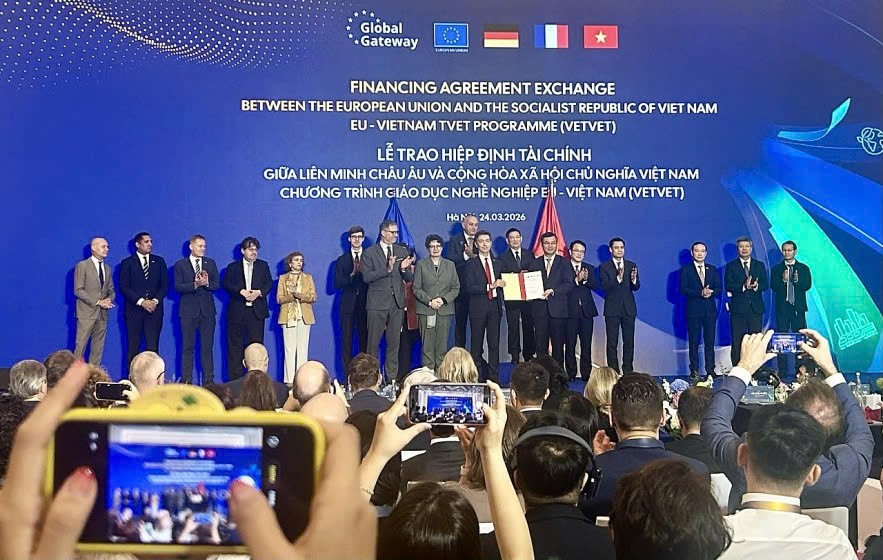 Phó Thủ tướng Hồ Đức Phớc và Cao ủy châu Âu phụ trách Quan hệ Đối tác Quốc tế, ông Jozef Síkela, chứng kiến trao các Hiệp định tài chính giữa EU và doanh nghiệp Việt Nam 