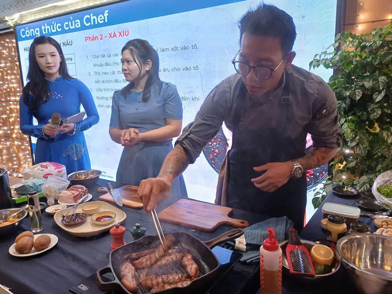 Đầu bếp Hungazit trình diễn nấu món ăn kết hợp giữa các nguyên liệu châu Âu tươi ngon và các nguyên liệu Việt Nam
