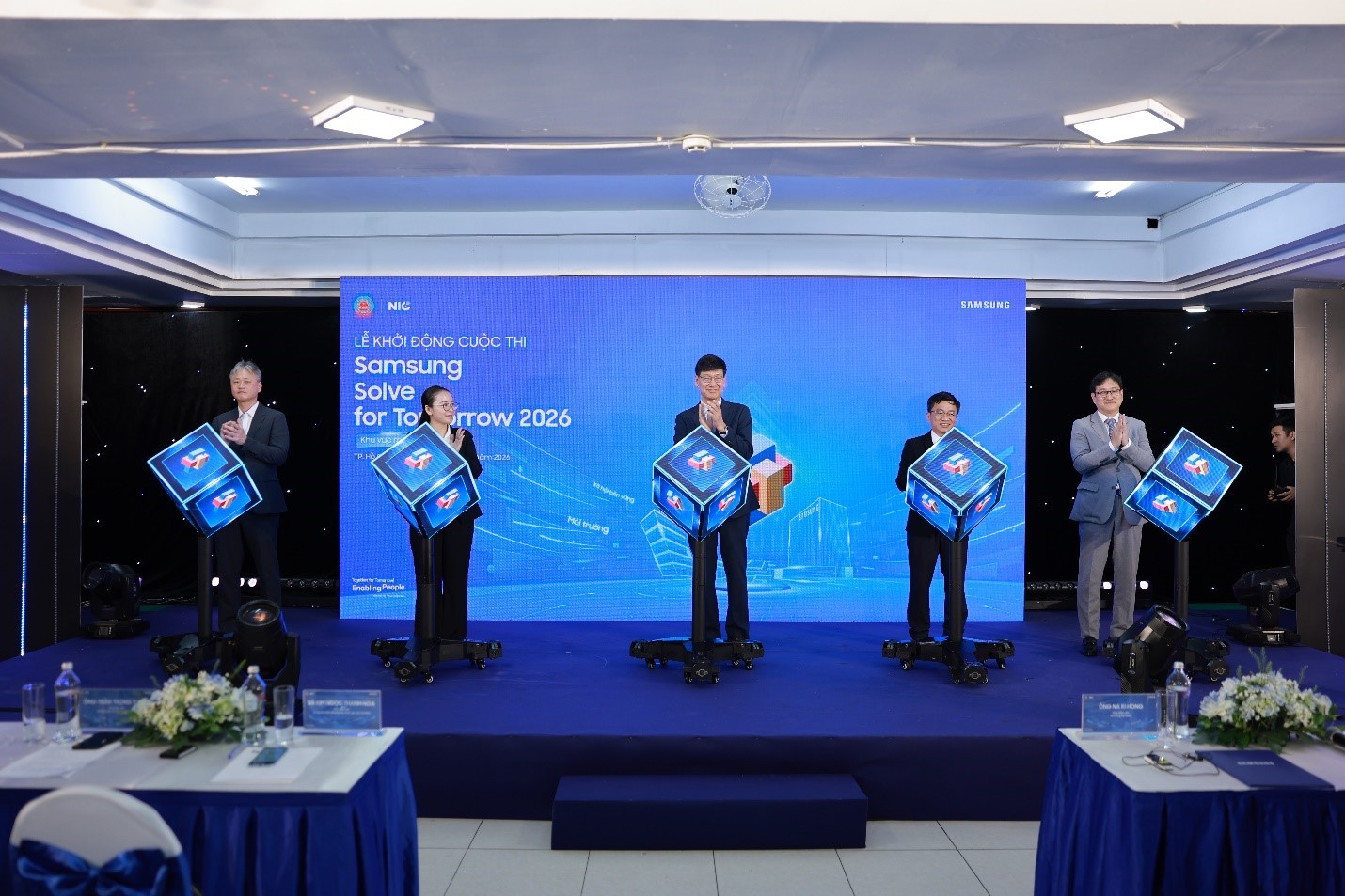 Các đại biểu thực hiện nghi thức phát động Cuộc thi tại khu vực phía Nam