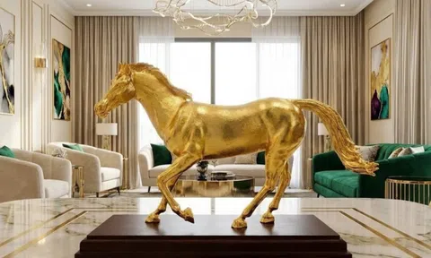Tượng ngựa mạ vàng giá hàng chục triệu đồng đón Tết 2026