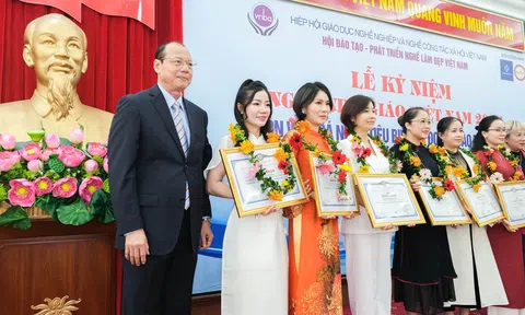 Doanh nhân, nhà giáo ưu tú Đỗ Thị Ánh Tuyết vinh dự nhận bằng khen nhà giáo vì sự nghiệp giáo dục nghề nghiệp