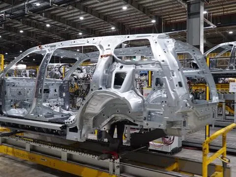 Ôtô lắp ráp trong nước được giảm 3 tháng phí trước bạ