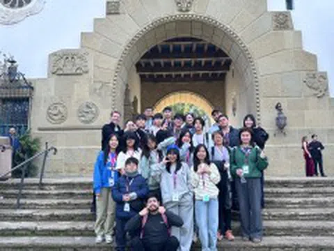 Du học ngắn hạn cho cả học sinh và người đi làm của EF có gì?