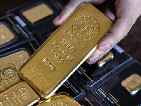 Giá vàng trong nước bất ngờ rơi thẳng đứng, biến động cùng pha với giá vàng thế giới