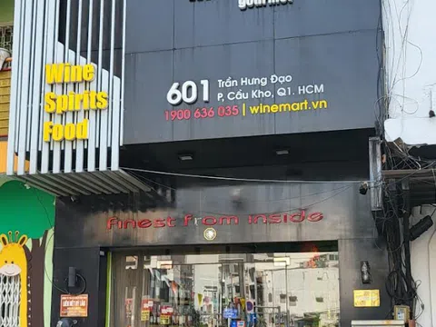 Cục Quản lý thị trường (QLTT) TP. HCM kiểm tra cửa hàng Winemart thu giữ 67 chai rượu lậu