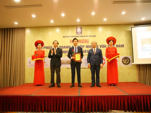 Hiệp hội doanh nghiệp nhỏ và vừa trao chứng nhận doanh nhân tiêu biểu cho CEO Thẩm mỹ viện Adona