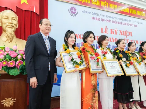 Doanh nhân, nhà giáo ưu tú Đỗ Thị Ánh Tuyết vinh dự nhận bằng khen nhà giáo vì sự nghiệp giáo dục nghề nghiệp