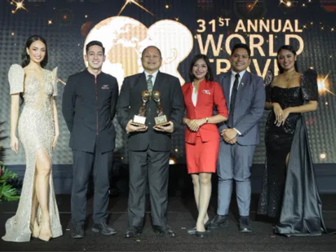 Bộ ba Hoa hậu Hoàn vũ Việt Nam hội ngộ trong BST mới của NTK Lê Thanh Hòa