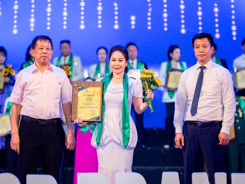 CHÀ BÔNG THIÊN NHIÊN LÊ NGA TRAO YÊU THƯƠNG ĐẾN VÙNG BÃO LŨ