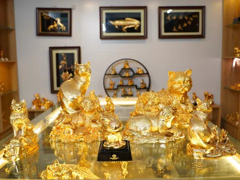 Chế tác tượng mèo vàng 24K đón tết Quý Mão 2023