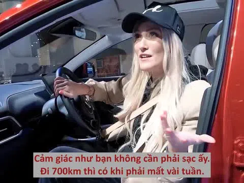 Hotgirl Supercar Blondie review VF e36 ngay tại triển lãm Los Angeles Auto Show 2021