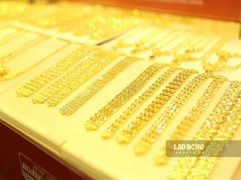 Dân buôn bán tháo ồ ạt, giá vàng rơi thẳng đứng