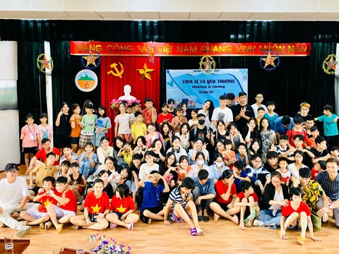 Học sinh làm từ thiện - Việc làm nhỏ, ý nghĩa lớn